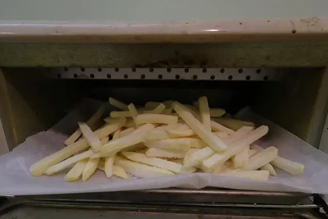 料理「炒薯條」