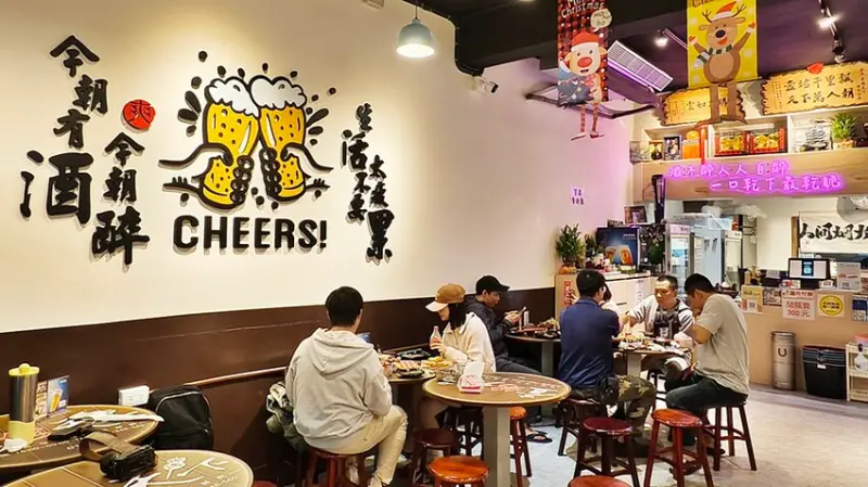 新北市板橋區越晚越熱鬧的平價串烤店，串燒20元起，生啤酒還買一送一｜壹烤天下