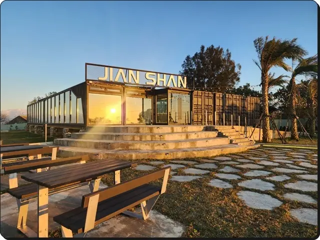 桃園市龍潭區【龍潭美食推薦】浪漫乳姑山《見山景觀咖啡廳》♡桃園最夯的夜景區♡約會聖地X寵物友善餐廳X大型玩偶作陪X休閒聚會好所在!!