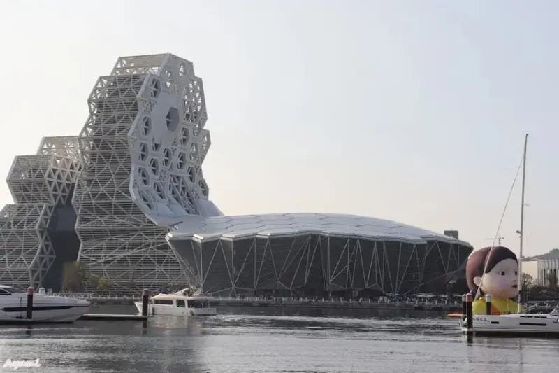 海洋中的一片森林特展藝術家寧芮潔創作的Moi大型氣球裝置爬上