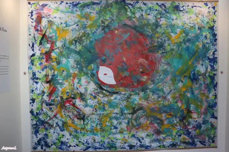 海洋中的一片森林特展藝術家寧芮潔創作的Moi大型氣球裝置爬上