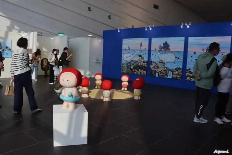 海洋中的一片森林特展藝術家寧芮潔創作的Moi大型氣球裝置爬上