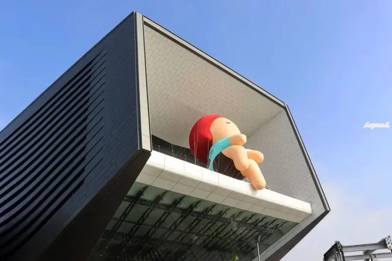 海洋中的一片森林特展藝術家寧芮潔創作的Moi大型氣球裝置爬上