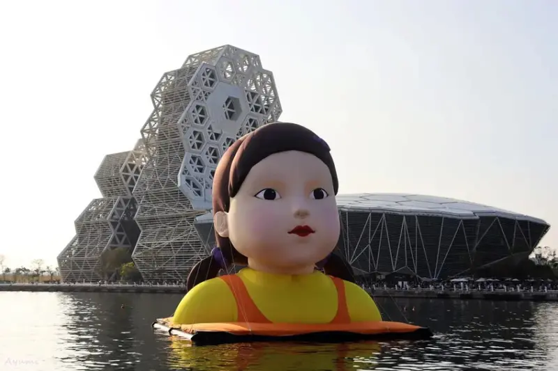 海洋中的一片森林特展藝術家寧芮潔創作的Moi大型氣球裝置爬上