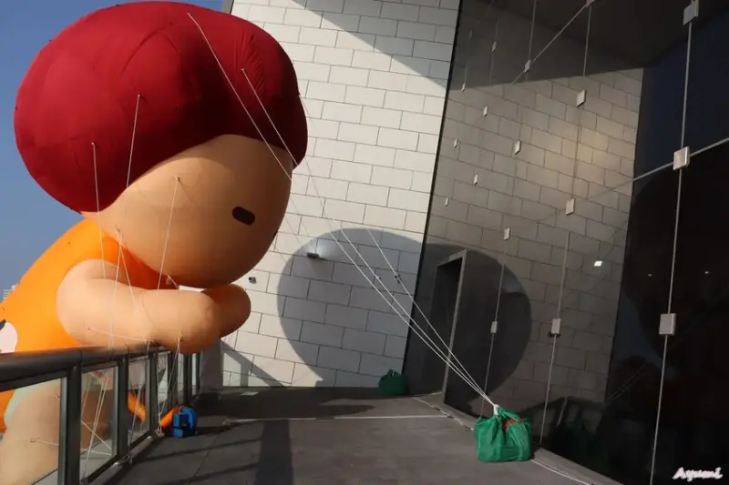 海洋中的一片森林特展藝術家寧芮潔創作的Moi大型氣球裝置爬上