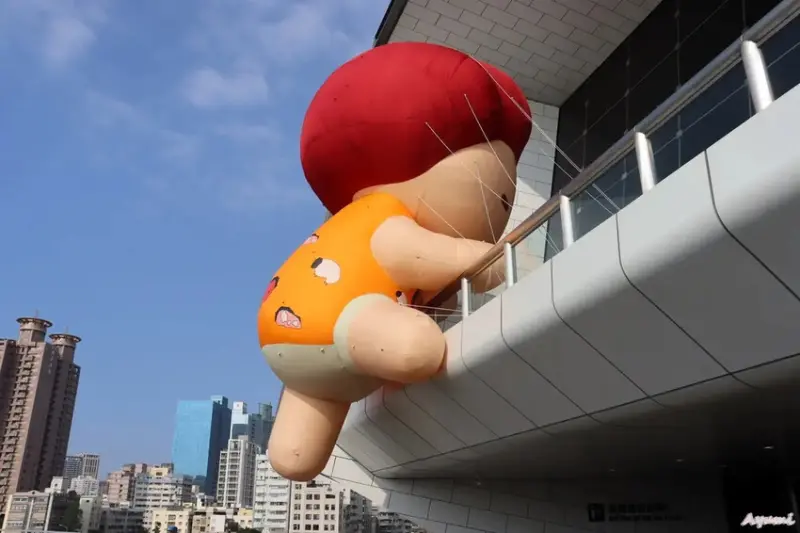 海洋中的一片森林特展藝術家寧芮潔創作的Moi大型氣球裝置爬上