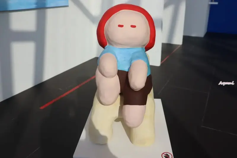 海洋中的一片森林特展藝術家寧芮潔創作的Moi大型氣球裝置爬上