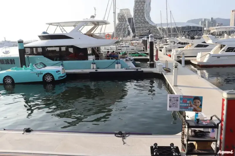 海洋中的一片森林特展藝術家寧芮潔創作的Moi大型氣球裝置爬上