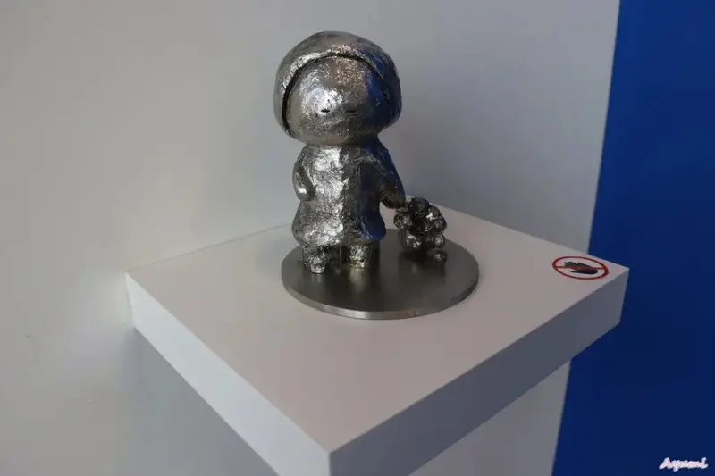 海洋中的一片森林特展藝術家寧芮潔創作的Moi大型氣球裝置爬上