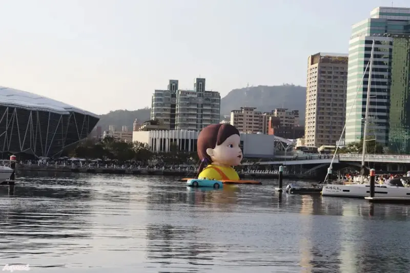 海洋中的一片森林特展藝術家寧芮潔創作的Moi大型氣球裝置爬上