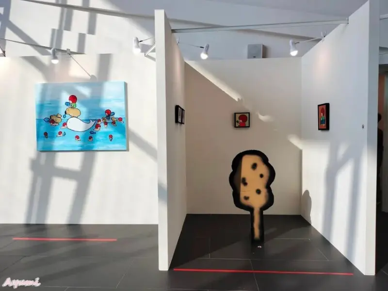 海洋中的一片森林特展藝術家寧芮潔創作的Moi大型氣球裝置爬上