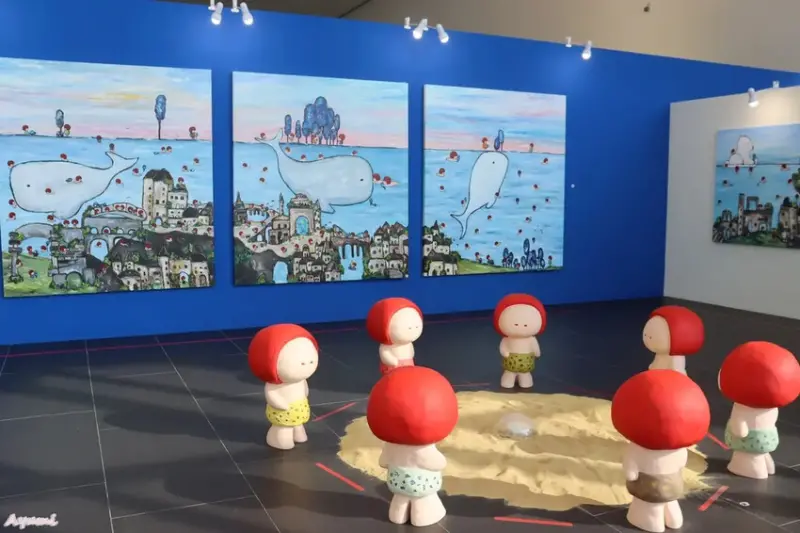 海洋中的一片森林特展藝術家寧芮潔創作的Moi大型氣球裝置爬上