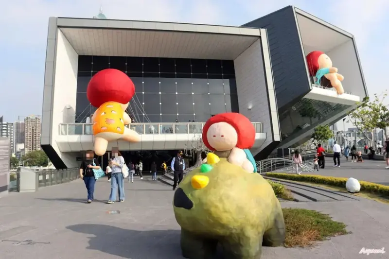 海洋中的一片森林特展藝術家寧芮潔創作的Moi大型氣球裝置爬上