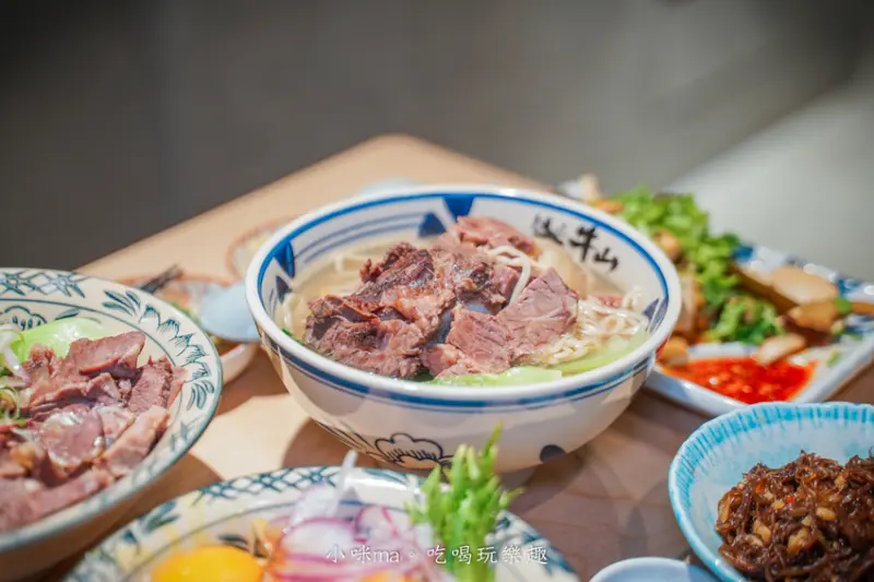 【桃園牛肉麵】牛山．牛肉麵．燒肉飯｜一天只賣5小時，排隊才吃的到的牛肉麵！無訂位，想吃就認命排，招牌燒肉飯也好威，桃園美食