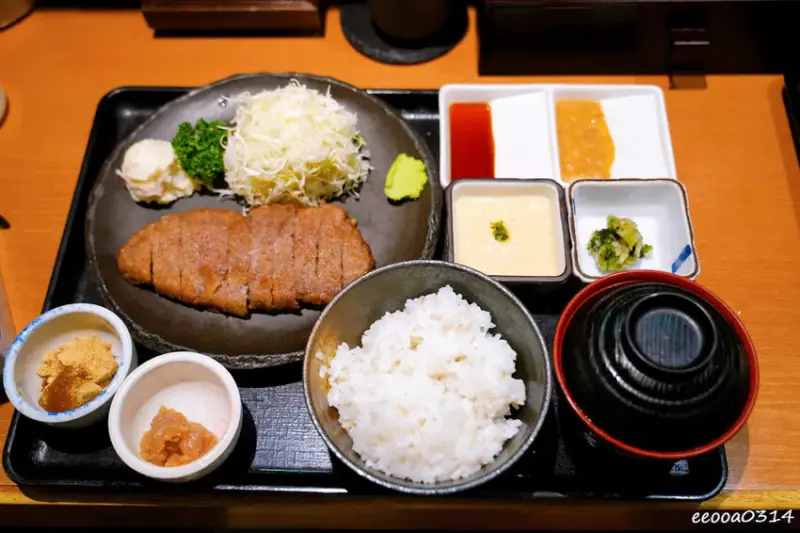 東京美食，淺草超人氣炸牛排「浅草牛かつ」，整整排了一個多小時