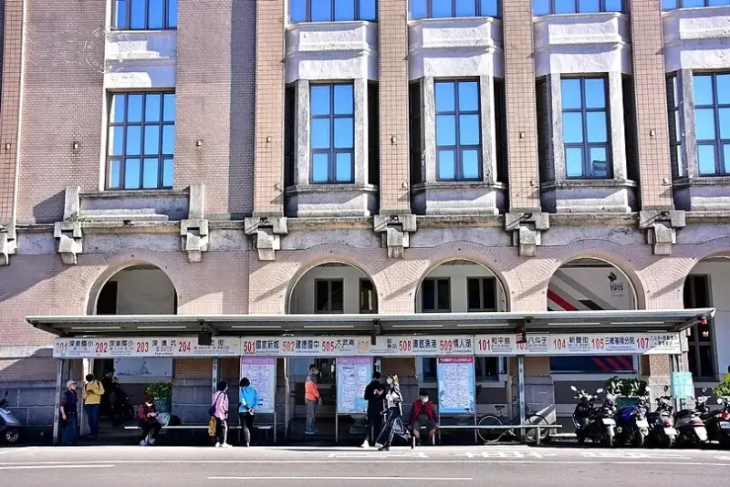 基隆海關旁公車站牌