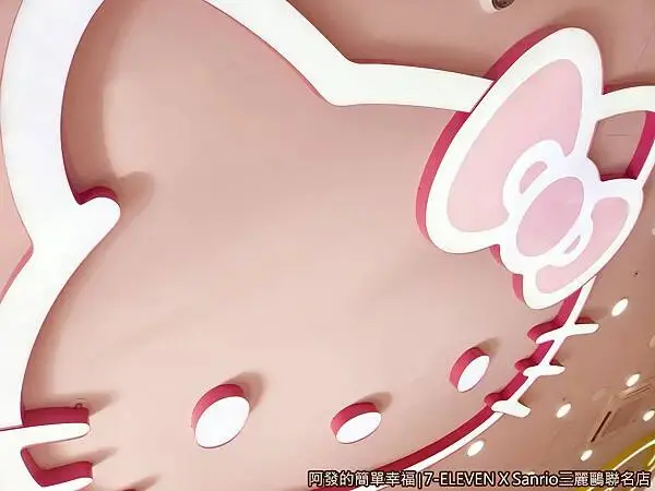 7ELEVEN三麗鷗聯名店07-天花板HELLO-KITTY燈.jpg