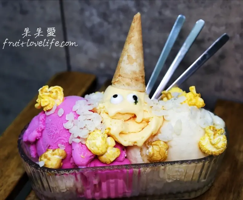 文青風格手工冰淇淋店，有榴槤、高梁、荔枝……等特殊口味的冰淇淋可選擇