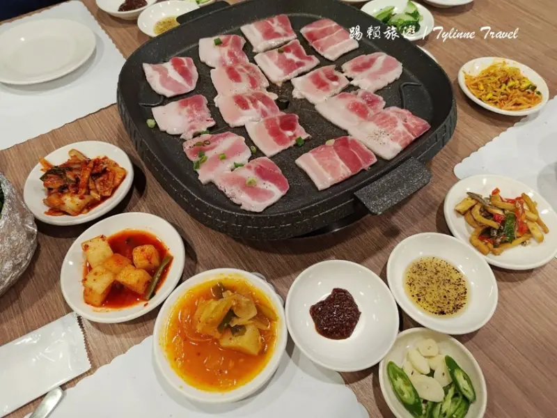 中山區錦州街必吃「OhMo 瑪嘻答」銅盤烤肉 海鮮煎餅超澎湃。