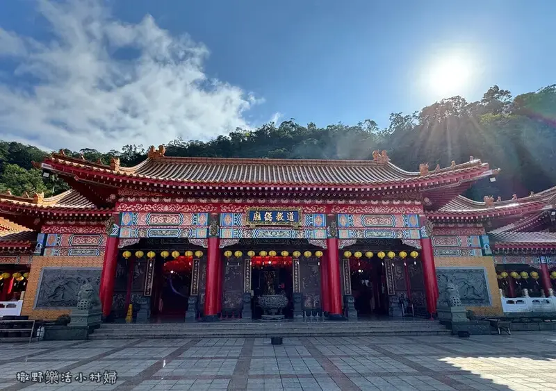 冬山【道教總廟三清宮】宮廷式建築富麗堂皇，依山傍水景色清幽，