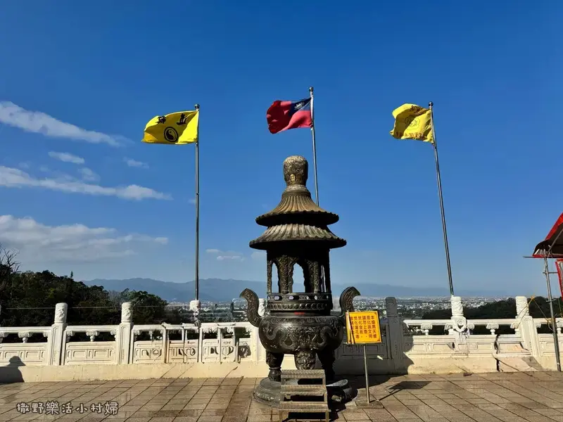 冬山【道教總廟三清宮】宮廷式建築富麗堂皇，依山傍水景色清幽，