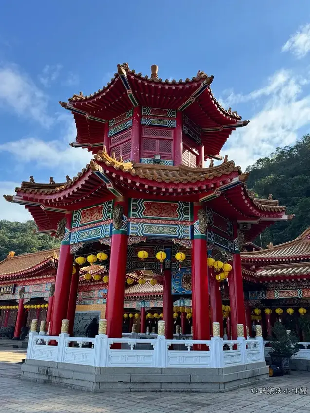 冬山【道教總廟三清宮】宮廷式建築富麗堂皇，依山傍水景色清幽，