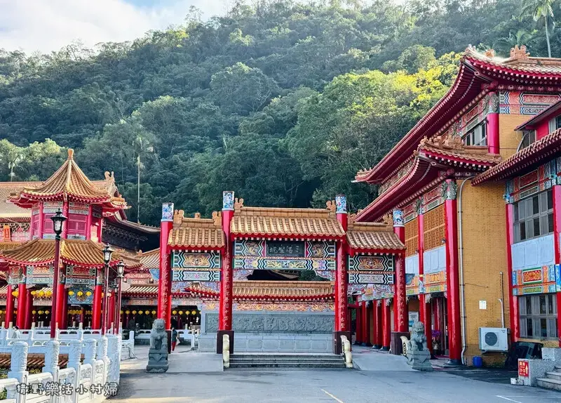 冬山【道教總廟三清宮】宮廷式建築富麗堂皇，依山傍水景色清幽，