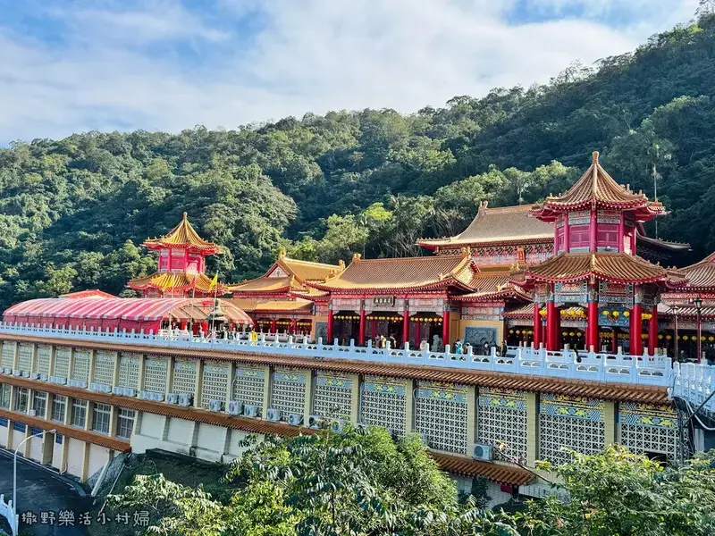 冬山【道教總廟三清宮】宮廷式建築富麗堂皇，依山傍水景色清幽，