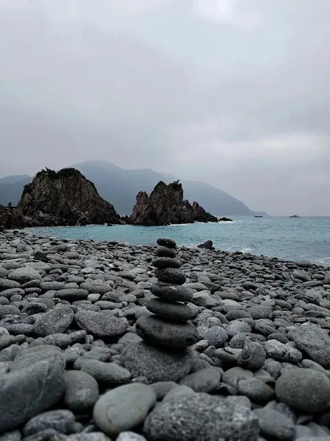 粉鳥林漁港 - 粉鳥林奇岩海灣 - 山型岩 - 疊石