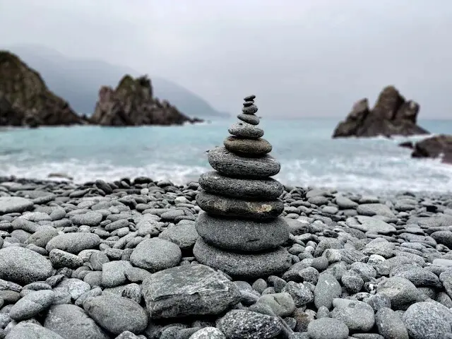 粉鳥林漁港 - 粉鳥林奇岩海灣 - 山型岩 - 疊石