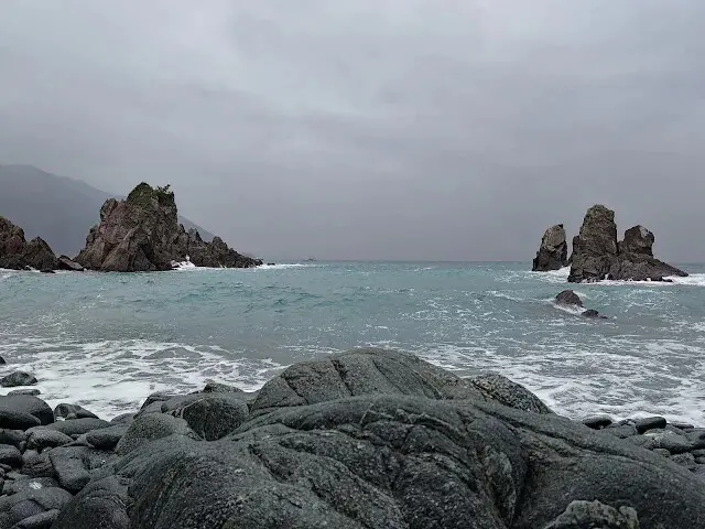 粉鳥林漁港 - 粉鳥林奇岩海灣 - 山型岩