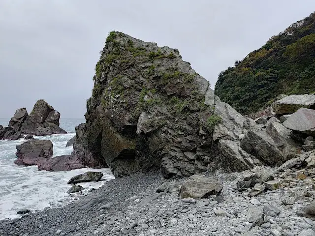 粉鳥林漁港 - 粉鳥林奇岩海灣 - 山型岩