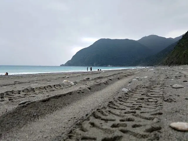 東澳灣 - 沙灘 - 「沙灘車」足跡