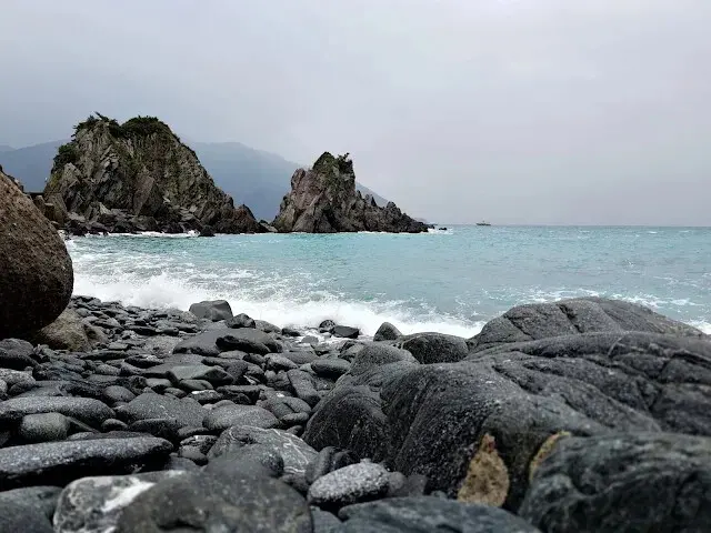 粉鳥林漁港 - 粉鳥林奇岩海灣 - 山型岩