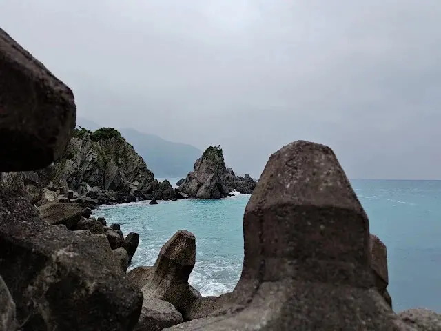 粉鳥林漁港 - 粉鳥林奇岩海灣 - 山型岩