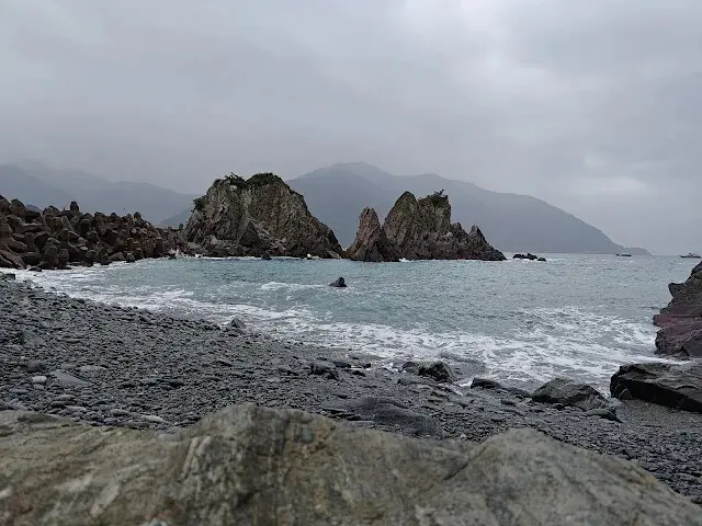 粉鳥林漁港 - 粉鳥林奇岩海灣 - 山型岩