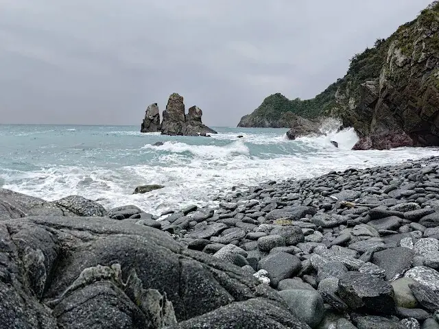粉鳥林漁港 - 粉鳥林奇岩海灣 - 山型岩