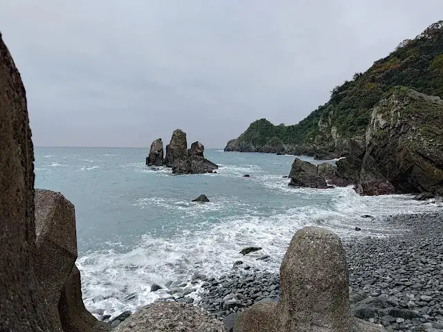 粉鳥林漁港 - 粉鳥林奇岩海灣 - 山型岩