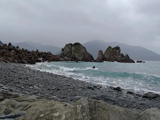 粉鳥林漁港 - 粉鳥林奇岩海灣 - 山型岩