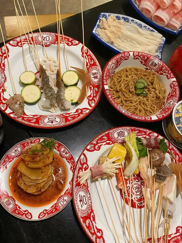 台北市大安區《送生日禮》 🍲🌴聚面｜延吉街巷弄裡的串串x桃花淚x海南椰子雞