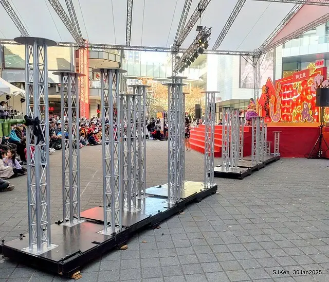 新光三越信義新天地香堤大道廣場「2025獅皇競-金獅納福展鴻圖」--- 基隆呂師傅龍獅團表演( Dragon and Lion tradional Chinese dance group performance during the period of CNY), Taipei, Taiwan, SJKen, Jan 30, 2025.