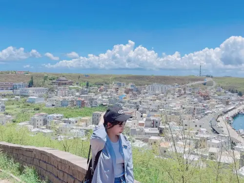 澎湖縣西嶼鄉外垵漁港景觀台｜澎湖版的聖托里尼，夢幻彩色屋配上藍天白雲，一打卡絕對超吸睛，澎湖西嶼景點