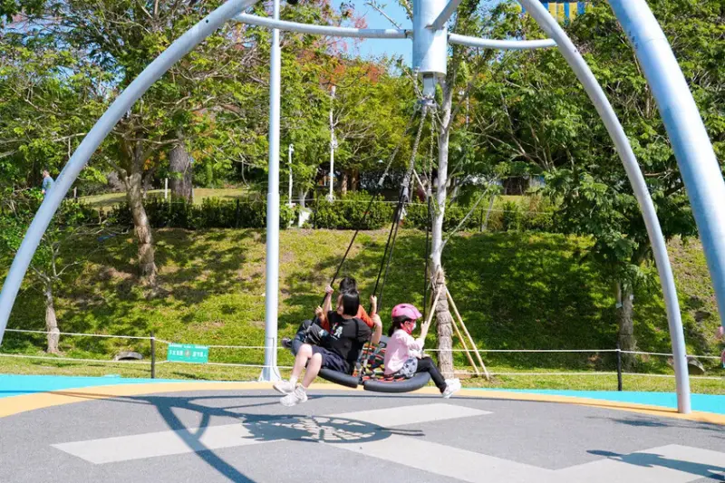 全台最長32M雙軌滑索「台中中央公園飛行美樂地」，主題式飛行