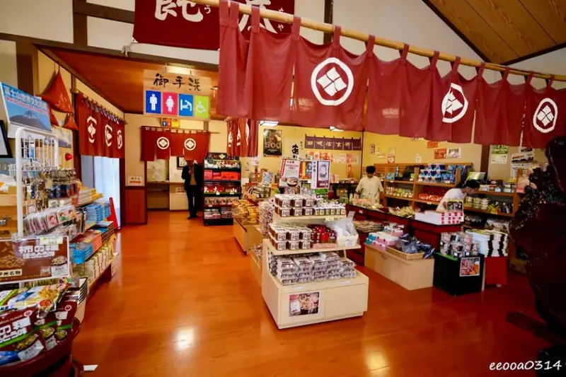 富士山河口湖美食「甲州ほうとう小作」，河口湖鄉土料理餺飥、馬