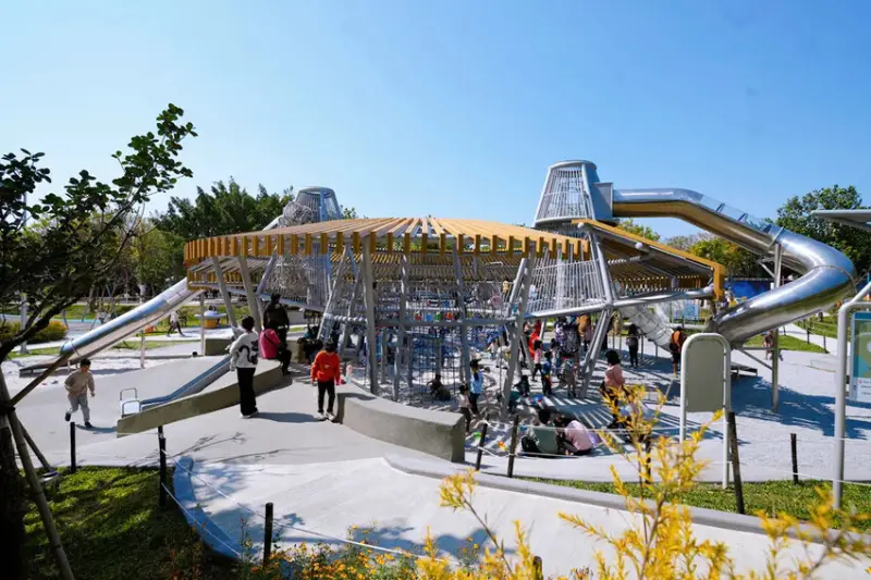 全台最長32M雙軌滑索「台中中央公園飛行美樂地」，主題式飛行