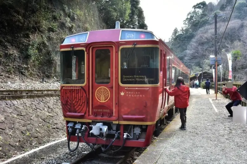 雄獅旅遊｜日本四國列車 千年物語 四国まんなか千年物語列車 