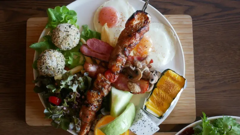 克蔓莉珈琲館（新竹站前一館）-全天候供應早午餐/排餐/三明治/沙拉/日式便當，10:00-14:00提供咖啡/茶品/飲料自助吧，收一成服務費。