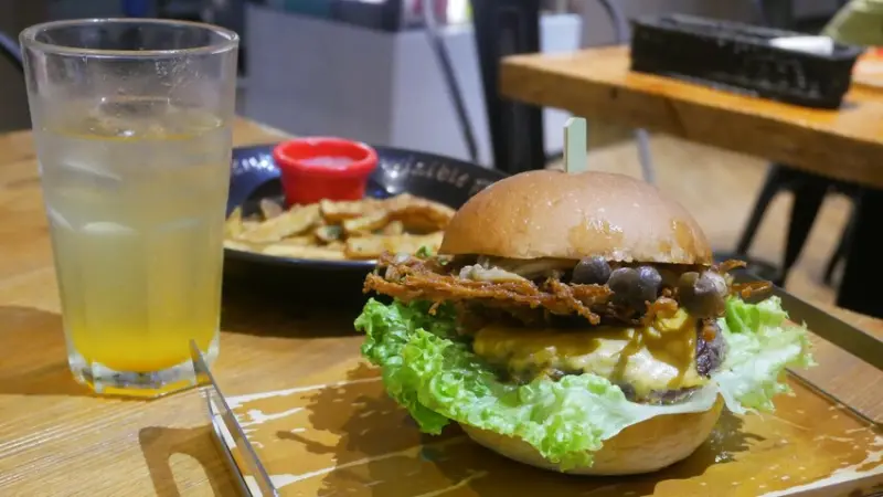 台中市西區傻子漢堡 Pash Burger - 近國美館，提供牛肉漢堡/非牛肉漢堡/義大利麵/排餐/炸物/輕食/飲料╰(*°▽°*)╯