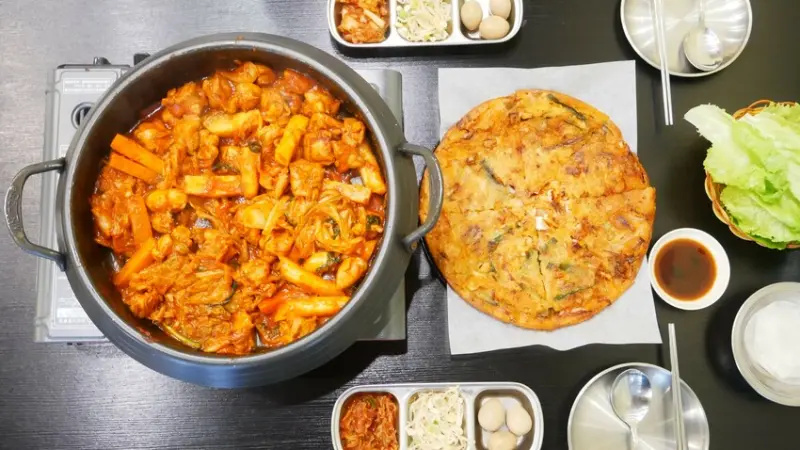 台中市北區金春花春川辣炒雞-近科博館、金典綠園道，必點春川辣炒雞肉鍋、海鮮煎餅o(*^▽^*)┛