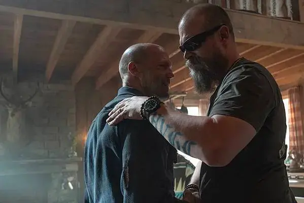 6-重裝制裁_劇照06_傑森史塔森（左）、大衛哈伯（右）